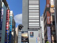 【新宿東口のゴジラロード】

新宿東宝ビルの８階部分には頭部の巨大オブジェ「ゴジラヘッド」...
