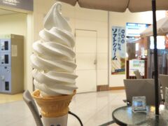 羽田空港降雪の影響で少々遅れるとのことで、空港でゆっくりソフトクリーム☆
大沼 山川牧場の定番ソフトクリーム。
うまうま☆