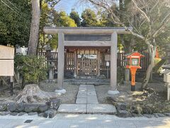 玉光稲荷社の反対側にあるのが大神宮社。2016年に建てられた比較的新しい末社で、伊勢神宮の京都出張所的な位置づけのようです。実際に伊勢神宮の撤去材を用いて造られたとのこと。