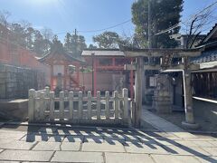本殿の東側からぐるっと一周してみます。舞殿の東側に位置するのが玉光稲荷社。その名の通り五穀豊穣の神が祀られています。明治以前までは宝寿院の邸内にあったようですが、1824年に八坂神社の境内に移されたようです。