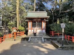 境内のちょうど北東の角にあるのが日吉社。京都の鬼門を護る方位除けの神だそうで、祀られている位置に重要な意味があるのですね。京都御所に対する比叡山延暦寺のようなイメージですかね。