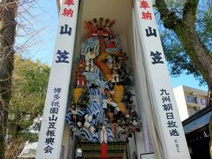 続いてやってきたのは櫛田神社。賑やかな街の中心にあって新宿の花園神社みたいだと思いました。

山笠がどーん。