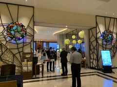 前はコンシェルジュフロアで朝食の提供もあったようですが、
この時は１５階にある『パーゴラ』での朝食提供。
６時半からの開店で６時半前に行くと数人先客がいましたΣ（・□・；）