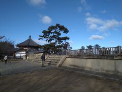 今日は興福寺を通り抜けて、まず東大寺へ向かいます。
南大門跡。大きいです。
