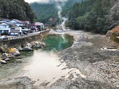 今回の旅では最初に川湯温泉に宿泊し、温泉と熊野古道をダブルで愉しむことに。

川湯温泉は河原の石の下から温泉が湧き出す土地で、夏は観光客が自ら河原で穴を掘って露天風呂を自作して愉しむので有名だが、さすがに雪がちらつく真冬では自堀露天は寒すぎて無理なので、あらかじめ河原に設置されている川をせき止めた温泉へと向かう。
