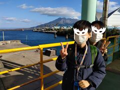 楽しい列車の旅もあっという間に終わり
鹿児島中央駅から市バス、市電の1日券を買って桜島へ向かいました。
慌ただしいので翌日という手もあったのですが、明日は天気がよろしくない予報でしたので強行いたしました。

フェリー乗り場の桟橋でパチリ。