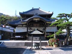 郷照寺は四国78番札所で、725年行基によって開かれ、空海によって伽藍が整備されたお寺。立派な本堂を構えています。