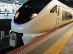 大阪駅8時10分発のサンダーバード
大阪から富山に行くには、金沢で乗り換えます。
金沢までは約3時間。