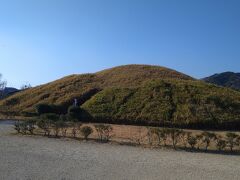 法隆寺近くの、藤ノ木古墳へ行ってみました。
数多くの副葬品が出土したものです。