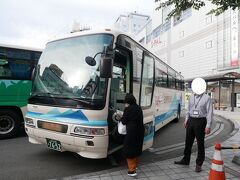 そして出発数分前に鶴岡行のバス到着。
５分に１本出ている仙台行きのバスには結構人が乗っていたけど１日数本の鶴岡行きのバスに乗っていたのは…多分５人くらい。
つまりガラガラ。
車内では無料Wi-Fiもあってサクサクつながった。
そしてちょっとびっくりしたのが高速のサービスアリアにもバス停があったこと。
ここで降りる人やここから乗る人はどうやってここまで来るの！？