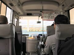 １０分余りで竹富島に到着。

港の駐車場には、水牛車を利用したい人向けと、レンタサイクルを利用したい人向けの送迎バスが停まっていて、レンタサイクル屋さんのバスの運転手に聞くと予約なしでも大丈夫とのことだったのでバスに乗車した。