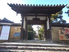 奈良県庁を出て、平城京跡資料館へ一旦行き、スタンプラリーコンプリート特典のクリアファイルをいただきました。
その後、近くの海龍王寺へ。小さい寺でした。藤原不比等の邸宅の隅にあって、隅寺と呼ばれていました。
