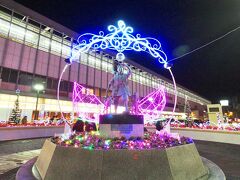 坂出駅ではすぐの接続で快速マリンライナーに乗り換え、岡山まで戻ってきました。駅前にある桃太郎の銅像のライトアップがよい感じでした。帰りは在来線で大阪まで帰りますので、待ち時間で夕食をとります。