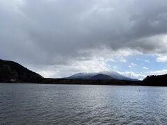 精進湖に着く頃にはすっかり厚い雲に覆われて、富士山のふの字も見えないくらいになってきました