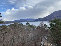 本栖湖に来ました
やっぱり厚い寒そうな雲にどっぷりくるまれて…