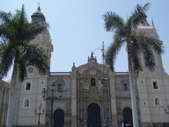 建築当初は、小さな教会だったようですが、リマを襲った3度の大地震による再建や複数回の増改築の結果、現代のような大きなカテドラルとなりました。
1755年に改修された造形が、現代見る事の出来る大聖堂となっているようです。