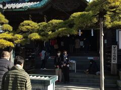 行列はこの手前のお賽銭でお参りするためでした。靴を脱いで上がってお参りもできますので、なぜここに皆が並んでいるのかはわかりません。
