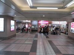 改札内には崎陽軒の売店
その左側が京急百貨店直結改札口。