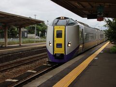 まずは洞爺駅から大沼公園駅まで特急北斗で移動します。
自由席だと混んでいると思いましたが、ガラガラで乗車率10%ほどといったところでしょうか。