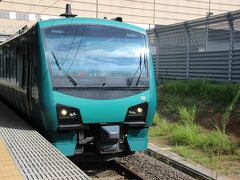 新幹線は新青森駅に定刻通りに到着し、今度はリゾートしらかみに乗り換え。リゾートしらかみのブナ編成に乗ります。