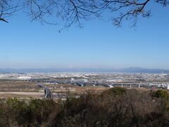途中にある展望台から。
遠く比叡山まで見えるとても景色のいいところです。