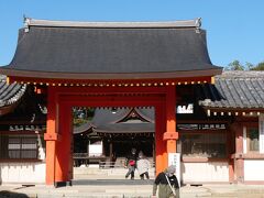 石清水八幡宮の社殿のある山上から降りてくると、石清水八幡宮・頓宮。
石清水八幡宮はもともと九州の宇佐神宮がここに移ってきたとされています。
以来平安時代から毎年９月１５日に勅祭「石清水祭」が行われるそうで、真夜中に社殿から頓宮に続く行列はとても美しい平安絵巻のようだとか。
いつか見てみたいものです。
