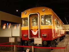 そのショッピングセンター内にある「ＳＡＮＺＥＮ－ＨＩＲＯＢＡ」
京阪電車の往年の名車・特急用の３０００系電車が保存されています。
小さいころこの電車を見た時は本当にかっこいい、美しい電車だなあ、と思ったもので、懐かしいです。
また京阪電鉄の歴史に関する資料なども展示されている資料館でもありました。