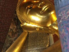 出ました、バンコクの象徴である金ピカの涅槃仏。
ガイドブック通りと言ってしまえばそうなんですが、それでも実物を観るとテンションがあがります。