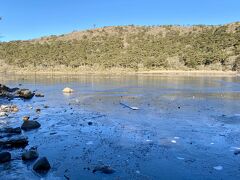 白紫池は半分は凍結

昔はスケート場だった池です

氷上の石ころは山から転げて来たのかな
