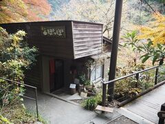 鳩ノ巣小橋のたもとにはカフェがあります。