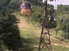 続いてゴンドラに乗って岩岳マウンテンリゾートへ。
白馬にはスキーで何度も来ていますが、岩岳には冬場も来たことがなく初めて登ってきました。
近年白馬は冬場だけでなく通年楽しめるマウンテンリゾートを目指して、夏の観光にも力を入れているようです。