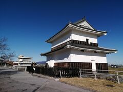 揖斐川沿いに建つ復元された「蟠龍櫓(ばんりゅうやぐら)」。桑名城の隅櫓で、かつて東海道を行き交う人々が必ず目にした桑名のシンボル的な存在であったようです。
