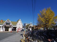 出発は土讃線旭駅から。
ここから各駅列車に乗り日高村に向かいます。

メルヘンチックなかわいい駅舎です。
駅前広場には一本の大きな銀杏の木があり、大量の自転車が停めてあります。