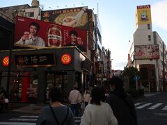 「横浜中華街」にやってきましたー。

おおー、この辺りは賑わっていますねー。