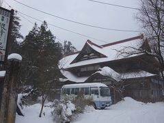 建物の右側に駐車場があり、マイクロバスが停まっている所から
中に入ります。
日帰り入浴は１１～１８時で６５０円です。
