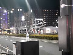 食後、京都駅八条口へ出る。

深夜バスの乗降場所がいくつかあるようで、事前にもらっていた乗降場所の地図が、かなりアバウトだったんで、八条口前をあちこち歩き回る。
