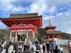 清水寺まで歩いてきました。何回も行ったことがあるので中には入りませんでした。清水寺周辺はたくさんお店があり、歩いているだけで楽しいです(^^)