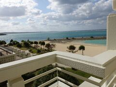 苦しくなるまで食べ過ぎて、部屋で休憩します。