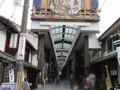 長浜大手門通り商店街のアーケード入口
曳山祭りの飾りが目を楽しませてくれます。