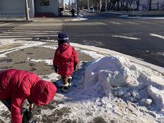 空港からバスで４０分、今回宿泊する北海道ホテルに到着
子どもたちは早速、雪にソワソワです。

この期間に帯広は毎日晴天でほとんど雪は降っていなかったけど、寒いので解けずに道端に残っています。大人は転ばないかヒヤヒヤですが、子どもにはいいよね。