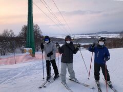 2022/1/2
楽しみにしていたスキーに行きました。スキーセットは予め宅配便にて実家に発送済み。
この日訪れたのは旭川市郊外に位置するカムイスキーリンクス。