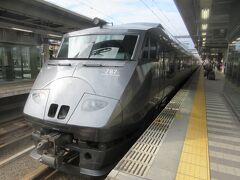 大分駅に停車中の特急にちりん