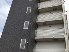 「スーパーホテル小山」6:35出発
昨日の宿泊先のホテル。
いつも街道歩きの時にみかける系列ホテル。
当日予約ではなかなかなか空きがないホテルですが、本日は祝日の為か空いてました。ラッキーです。女性も平日に大浴場が利用できるホテルは小山ではここだけです。
ここより昨日のゴール地点の「駅前バス停」まで羽川線のバスで向かいます。
画像は前日の晴れた日に撮影しました。