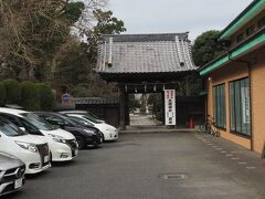 長勝寺

日蓮宗の寺院。建長5年(1253)、日蓮上人が鎌倉の松葉ケ谷に来て、初めて草庵を結んだ場所の一つだそうな。

そんな門前の柱の陰で、すぐそばの踏切の一旦停止を見張る鎌倉警察ってどうなのよ。
