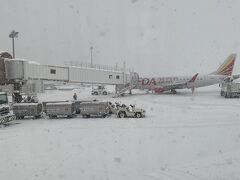 こんな雪の中でも空港が稼働しているのにびっくりです。
