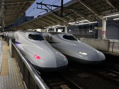 出発は東京駅から。東海道新幹線に乗るのはなんと2014年以来のこと。ずいぶんとご無沙汰してました。
