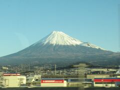 車窓から富士山の姿を拝むことができました。天気も上々で嬉しい限り。
