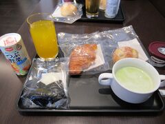 久々のアウェイは羽田空港から。ラウンジで朝ご飯をいただきます。