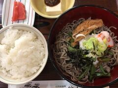 集落内の「狩人」にて、冷たいそばの定食でランチ。