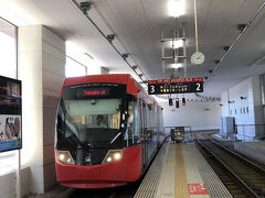 高岡駅にて万葉ライトレールに乗り換え。スタンダードな2両編成の赤トラム。土日祭日は車内アナウンスが、地元出身の落語家・立川志の輔師匠。